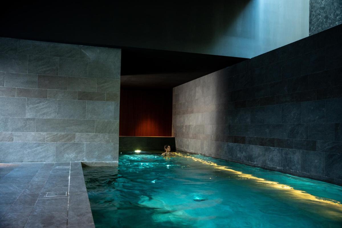 Piscine de l'établissement L'Esquisse Hotel & Spa Colmar - MGallery Collection ou située à proximité