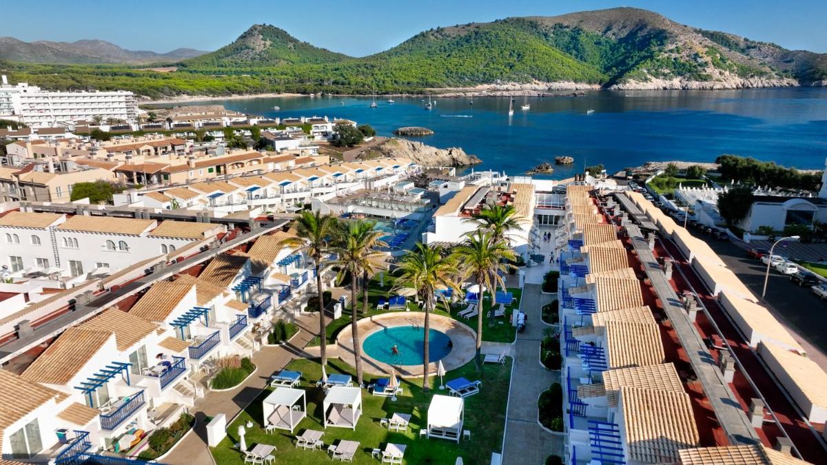 Una vista aérea de un complejo turístico cerca del agua. en Parque Nereida Suites Hotel, en Cala Ratjada