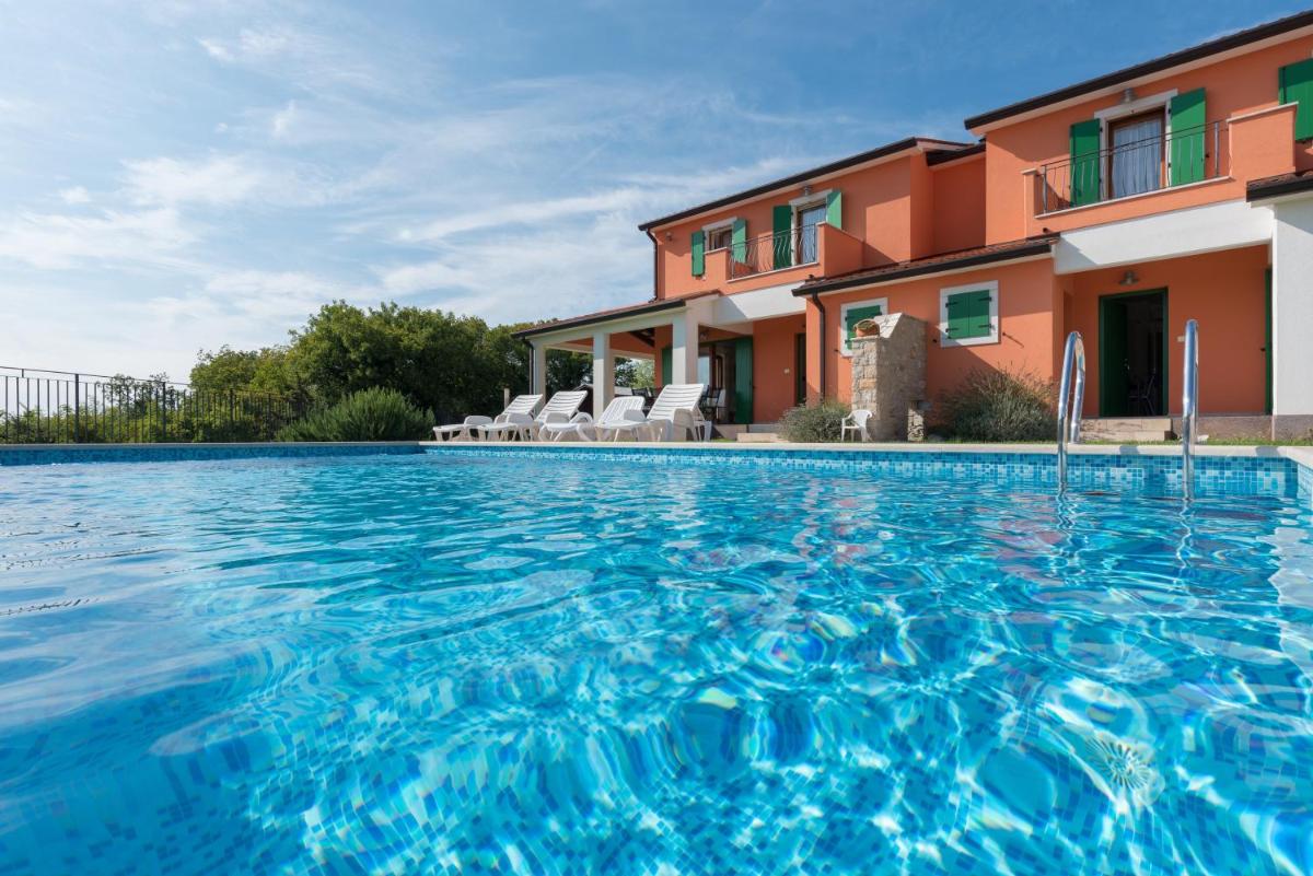 Modern Apartment in Ripenda Kras with Shared Pool - Housity