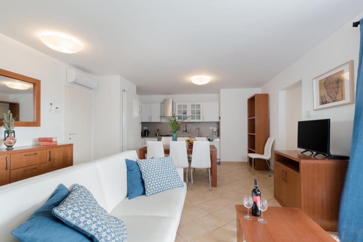 Modern Apartment in Ripenda Kras with Shared Pool - Housity