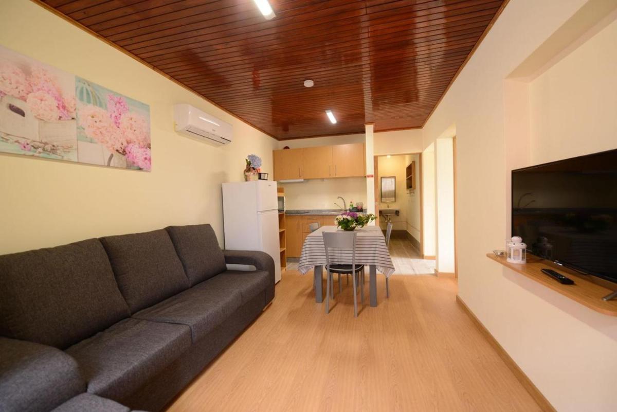 Suitetrails - Spacious apartment with pool in Prazeres 150m²