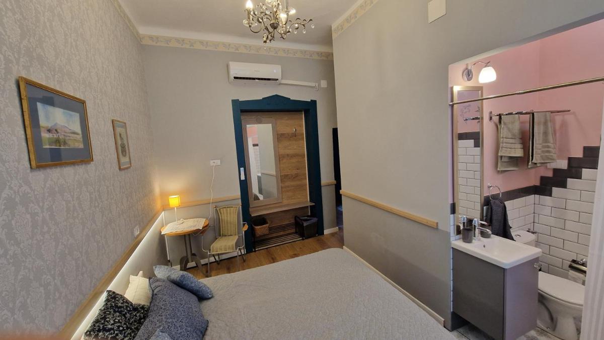 Rose Gardens - Housity