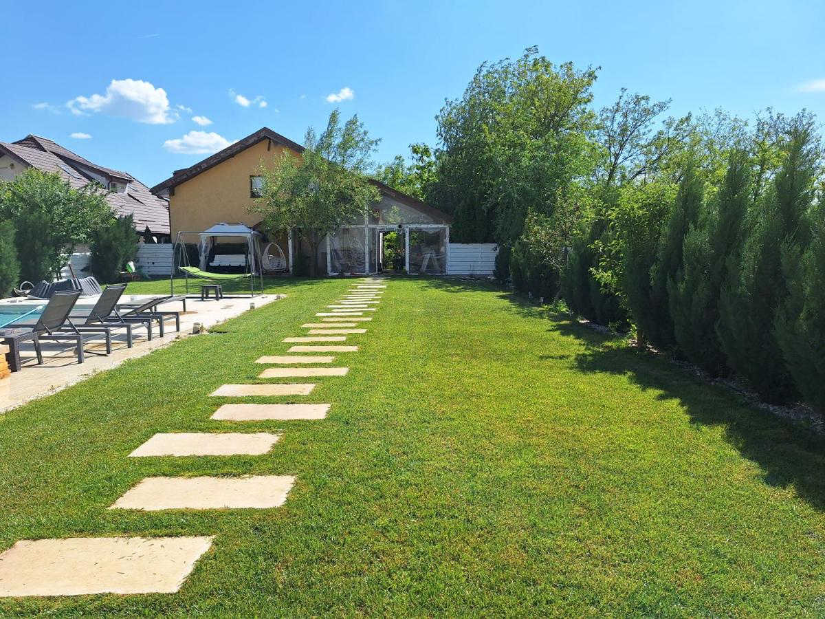 Modern 3 bedroom house with a private pool - Housity