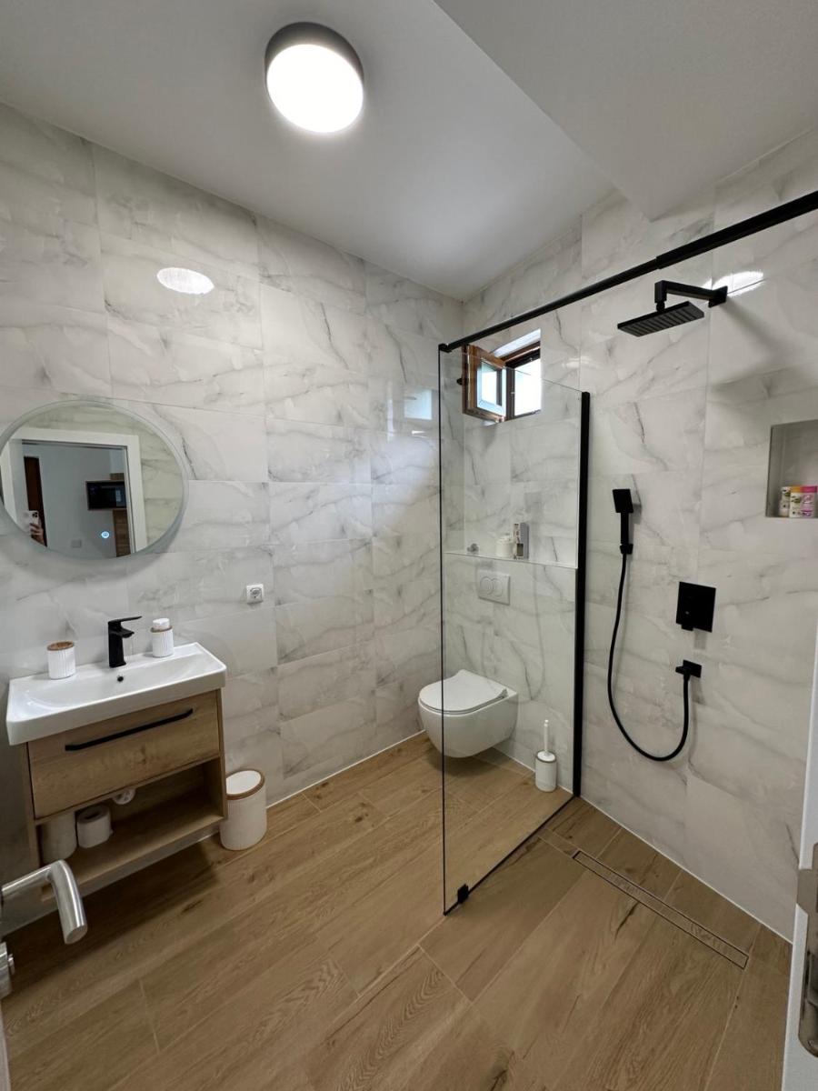 STUDIO APARTMANI IZVOR - Housity