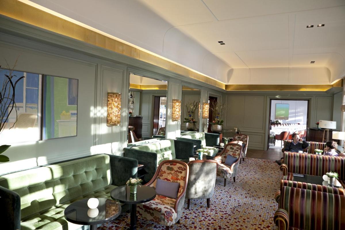 Ein Sitzbereich in der Unterkunft Hotel Erbprinz - Gourmet & Spa