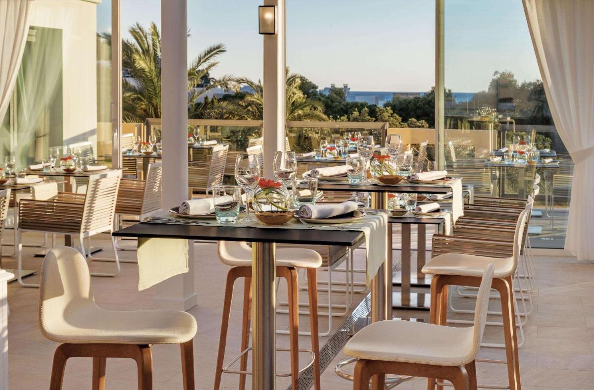 Un restaurante o sitio para comer en Steigenberger Hotel and Resort Camp de Mar