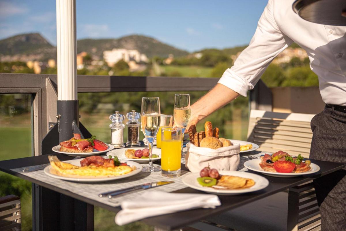 Comida en o cerca de este hotel