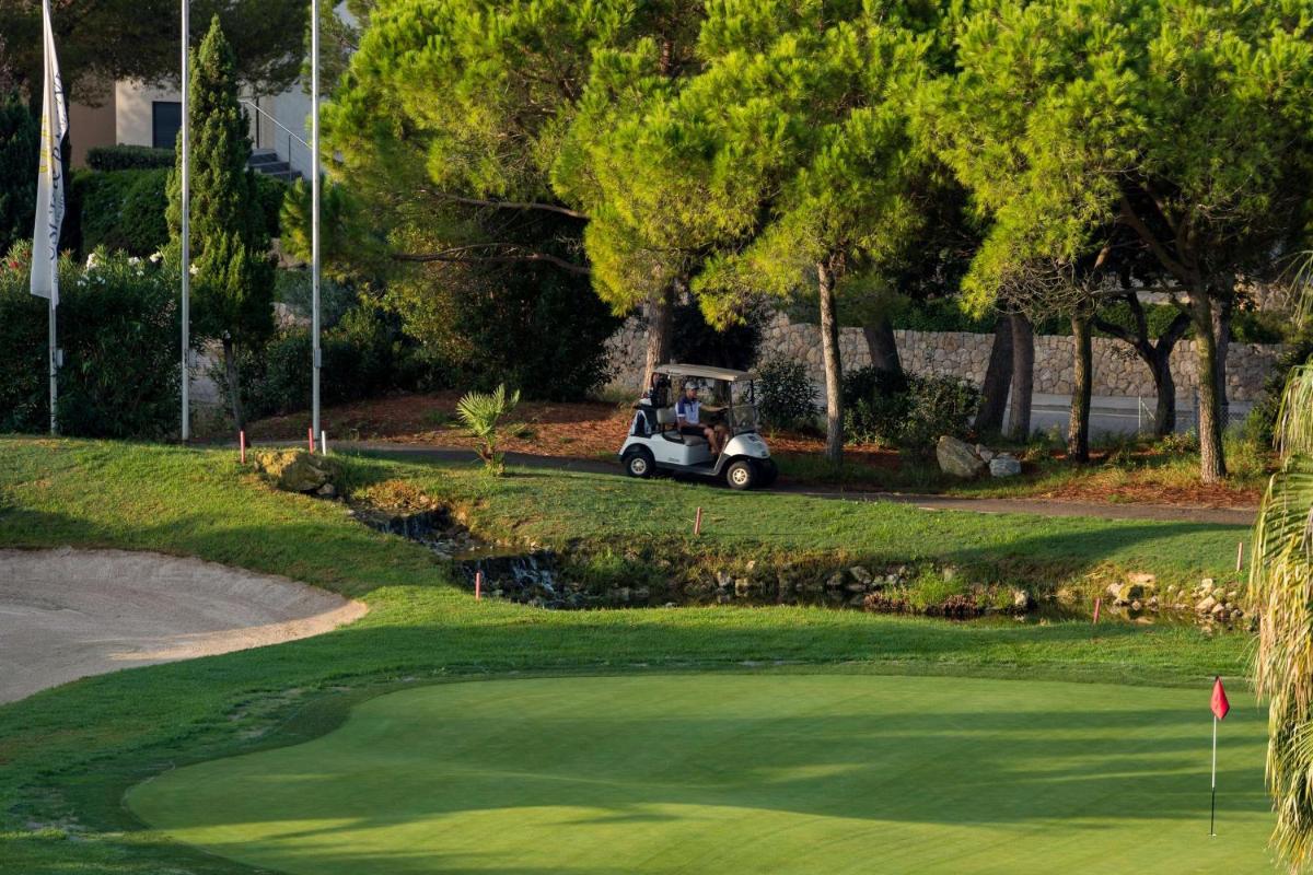 Instalaciones para jugar al golf en el hotel o alrededores
