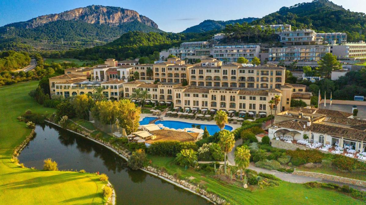 una vista aérea de un complejo con un río en Steigenberger Hotel and Resort Camp de Mar, en Camp de Mar