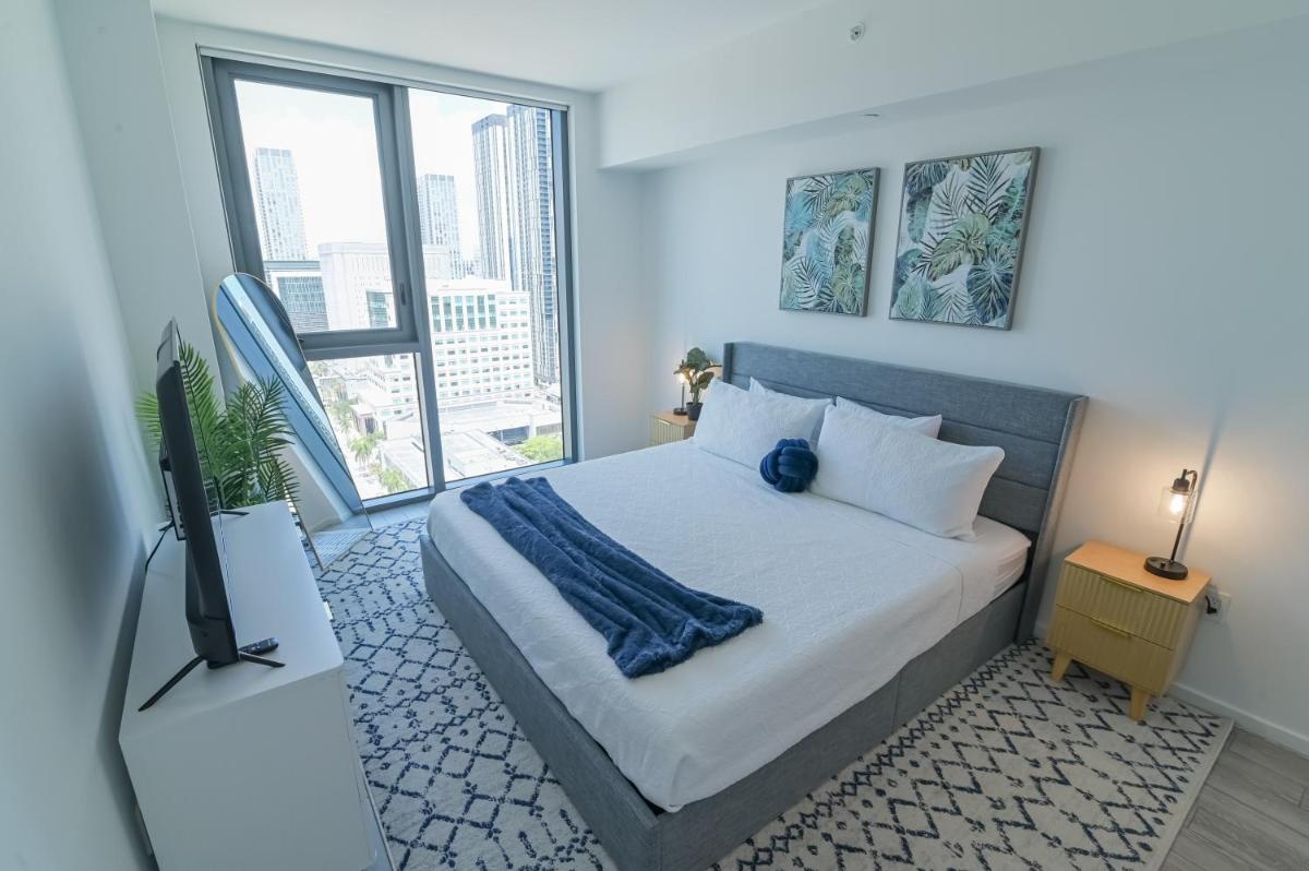 Luxurious King Bed Suite in Downtown Miami - Housity