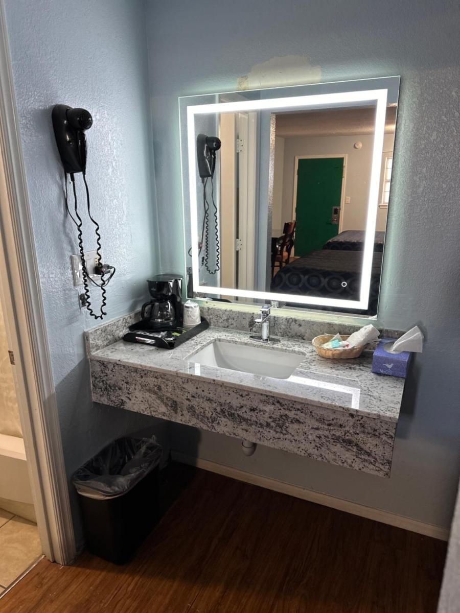 Tanglewood Motel - Housity