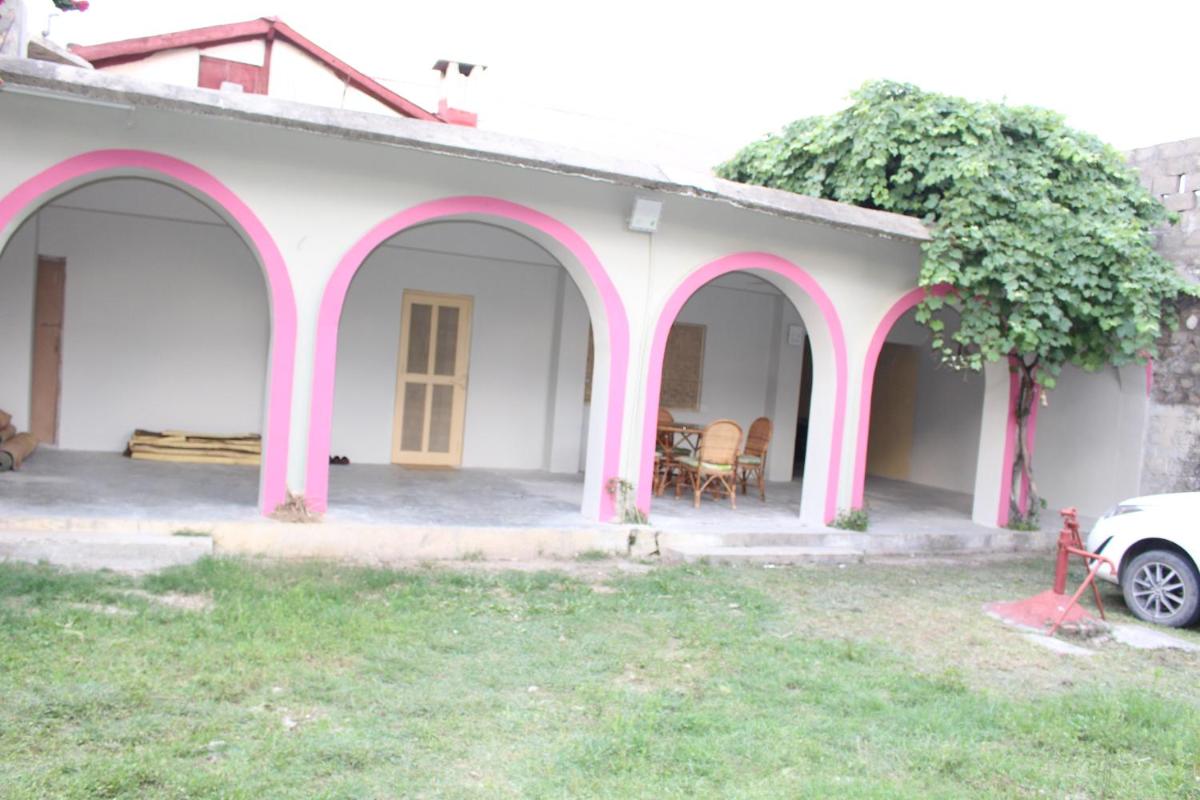 4 Kanal Entire Private Guest House with 2 Bedrooms attached Bathrooms and Kitchen and Lawn - Housity