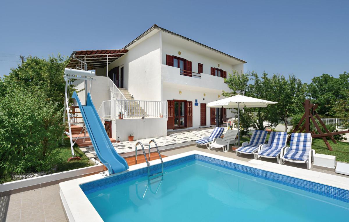 Villa Matulovic with pool, playground and game room, Sinj - Housity
