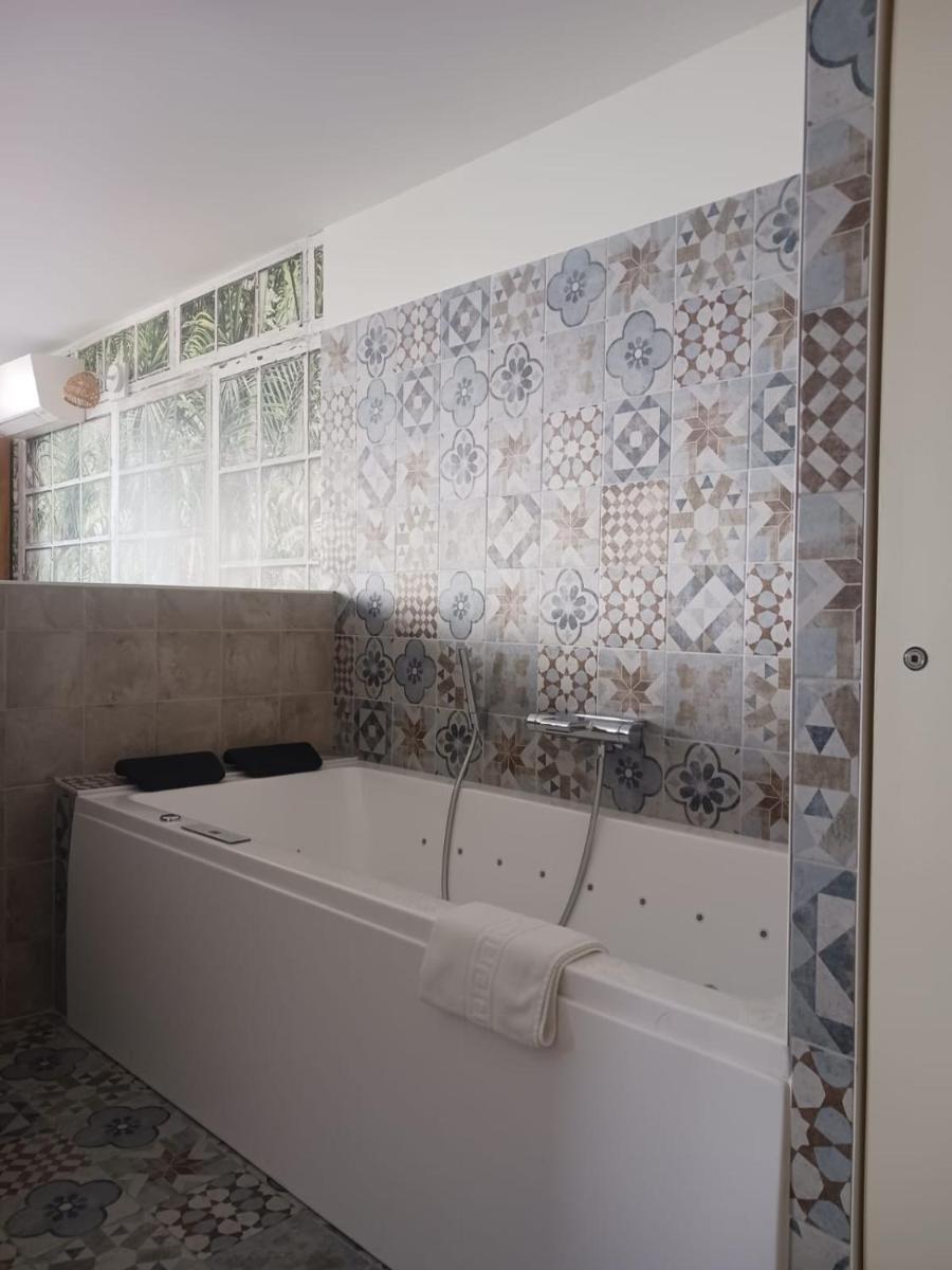 Cotinga - Housity