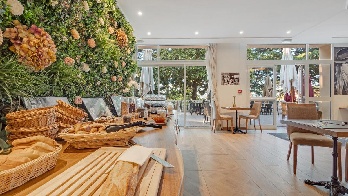un salon avec un grand mur de plantes dans l'établissement Résidence les Tourelles, à Sainte-Maxime