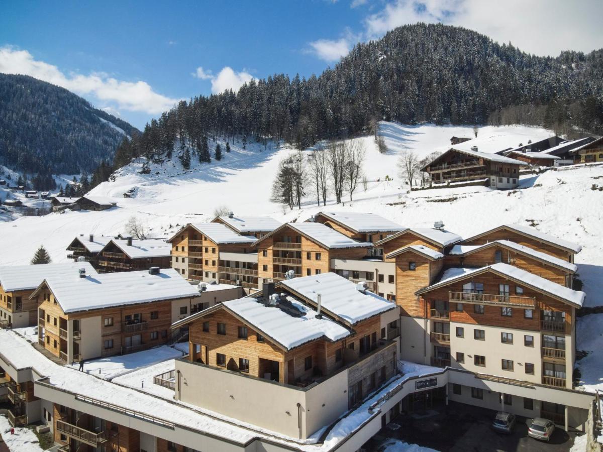 - une vue aérienne sur un complexe dans la neige dans l'établissement Résidence Club MMV La Clé des Cimes, à Arêches