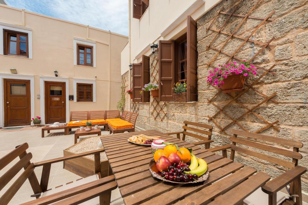 3 Charites Old Town - Housity