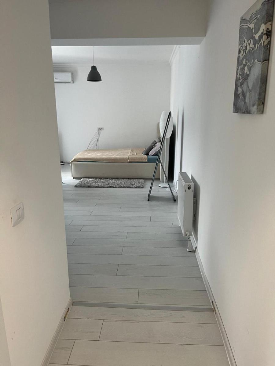 Ryan's Studio - Housity
