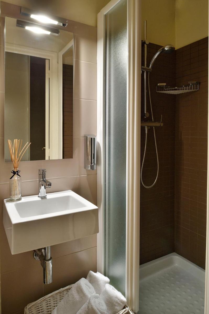 Salle de bains dans l'établissement Hôtel Fesch & Spa
