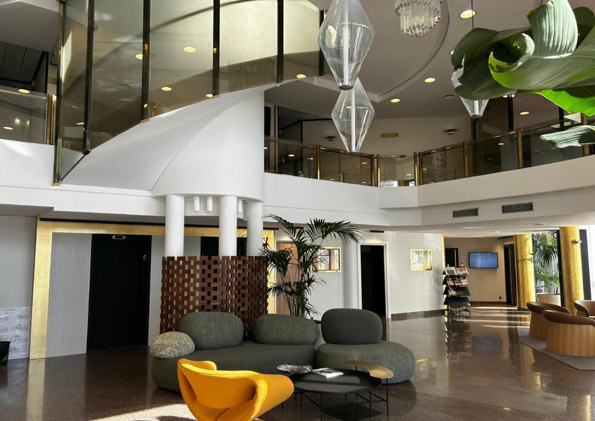 un hall d'entrée avec un canapé et une table dans l'établissement Hotel Palladia, à Toulouse 47 autres photos