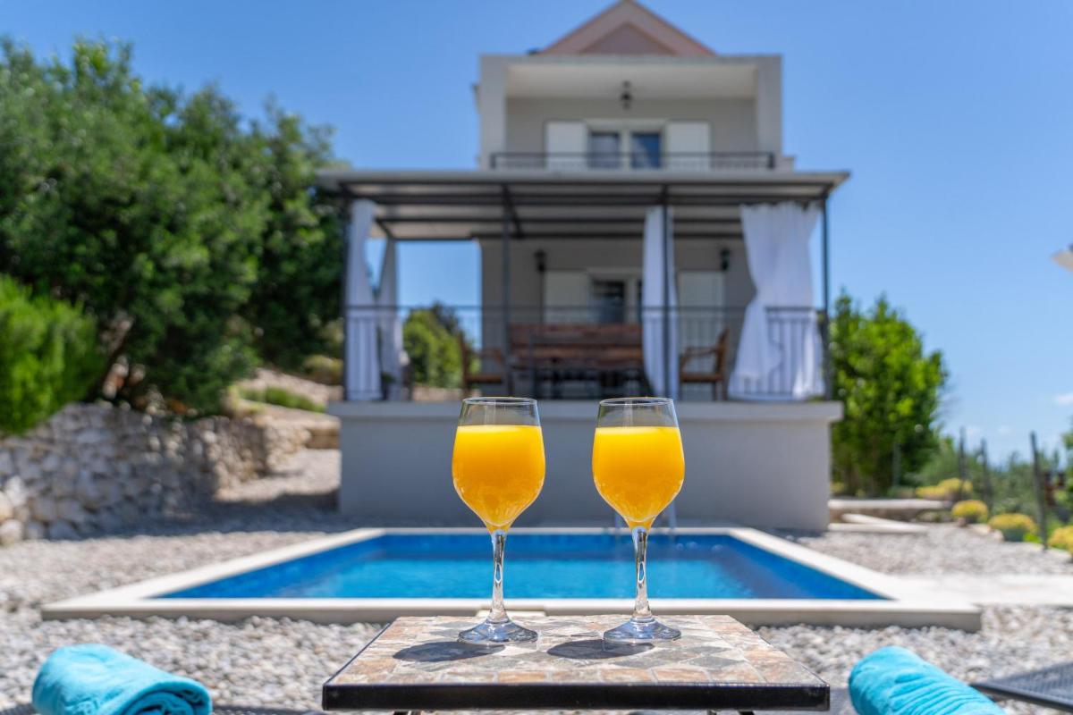 Villa with Sea View - Housity