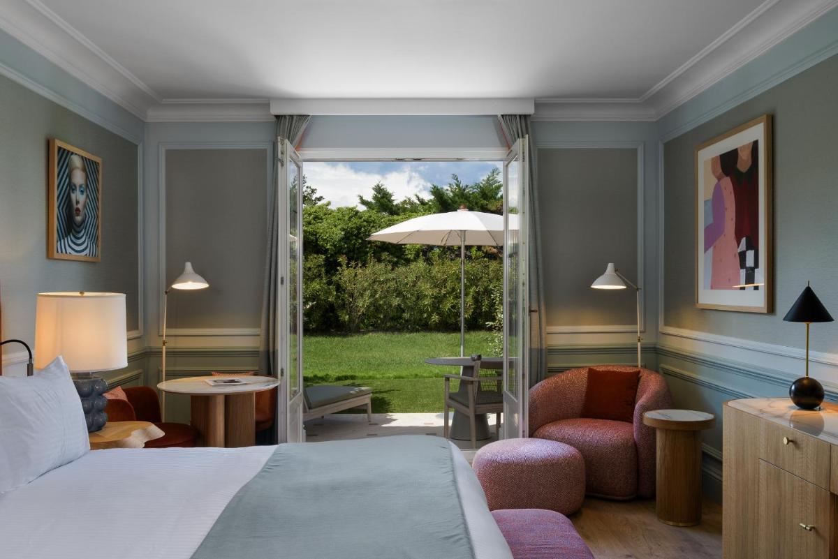 - une chambre avec un lit, une chaise et un parasol dans l'établissement Althoff Hotel Villa Belrose, à Saint-Tropez 37 autres photos