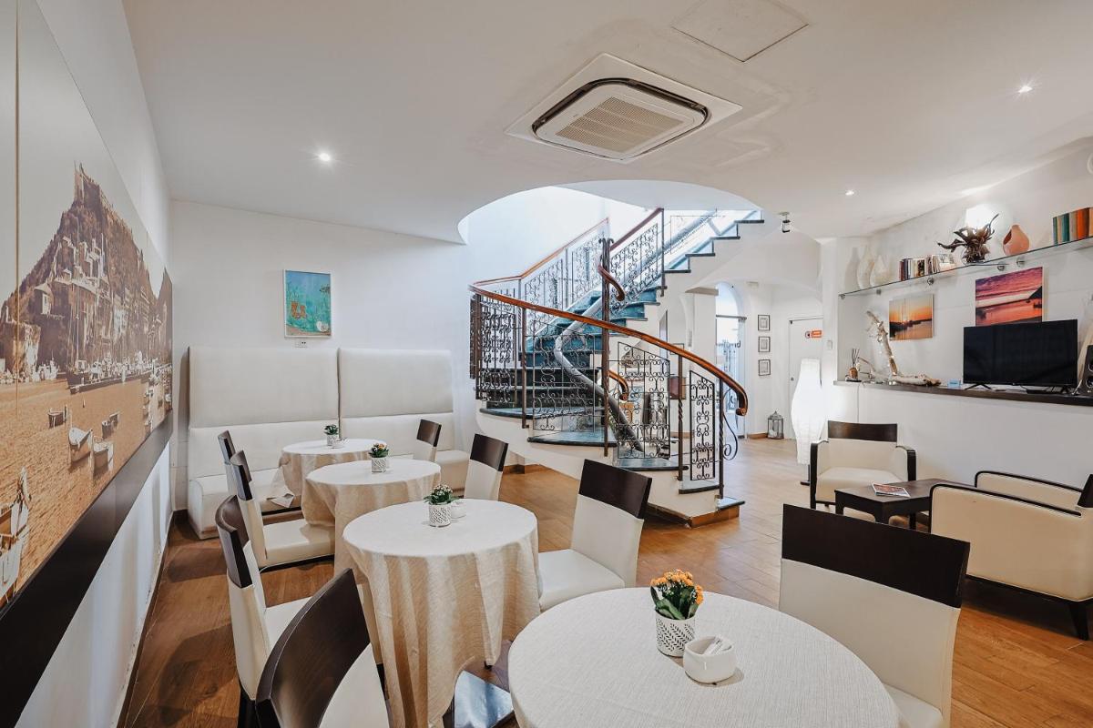Bi Hotel - Housity