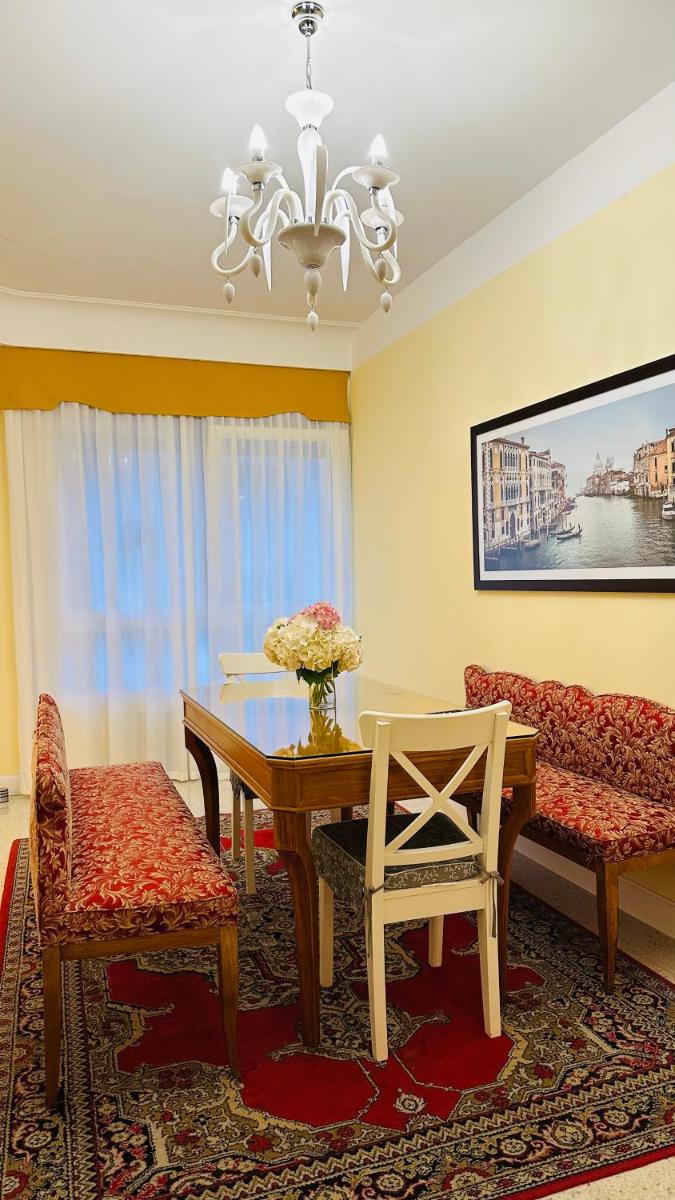 Guest House Train Station Venice - Atika & Atif - Housity