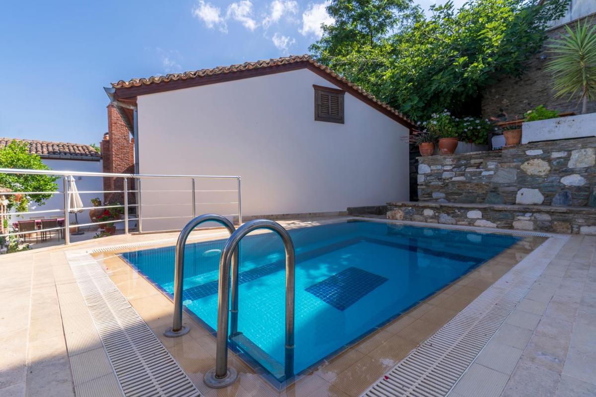 Ionia House - Housity