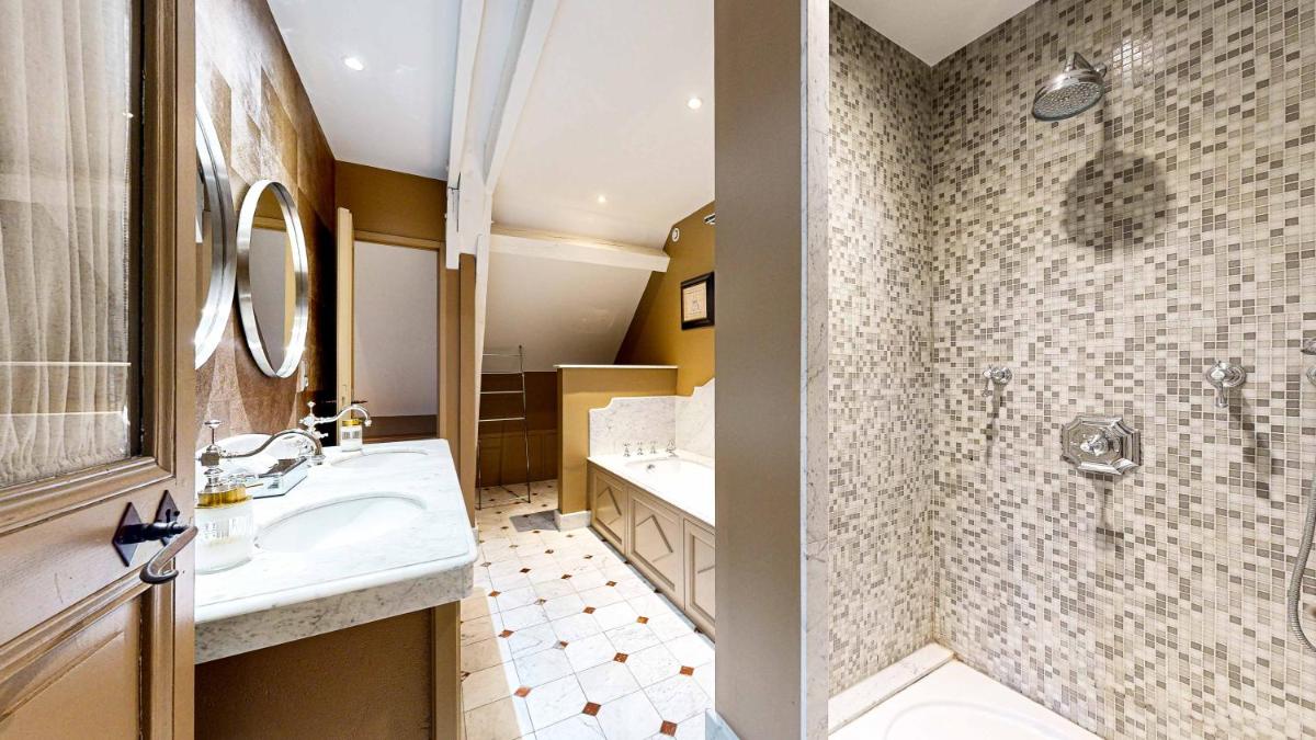 Demeure Saint Louis Historic manor, air-conditioned, free private parking, City 700m, WIFI, view - Housity