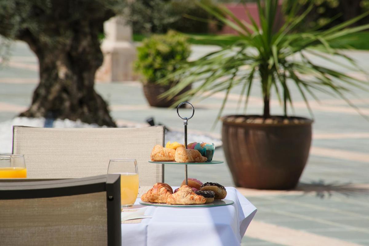 Comida en o cerca de este hotel