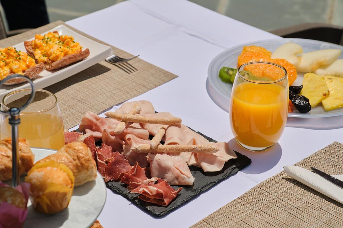 Comida en o cerca de este hotel