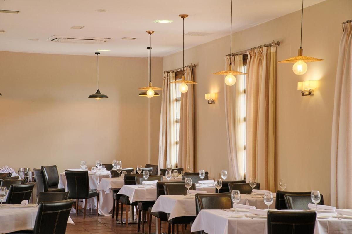 Un restaurante o sitio para comer en Hotel Spa Villa Nazules