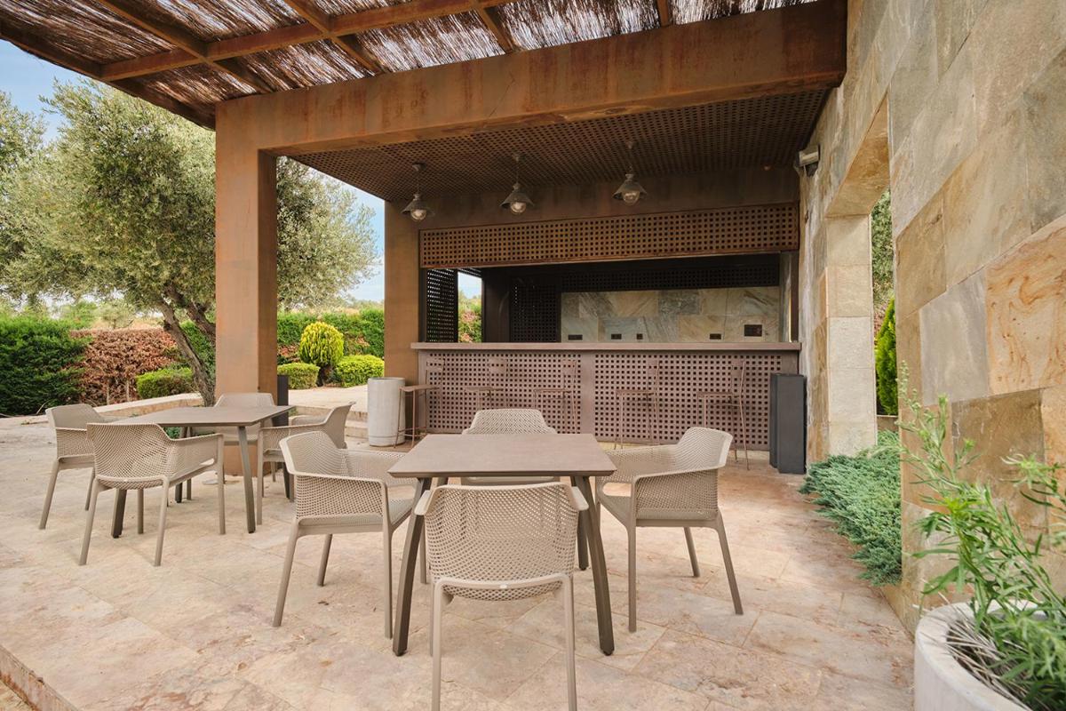 Un patio o zona al aire libre en Hotel Spa Villa Nazules