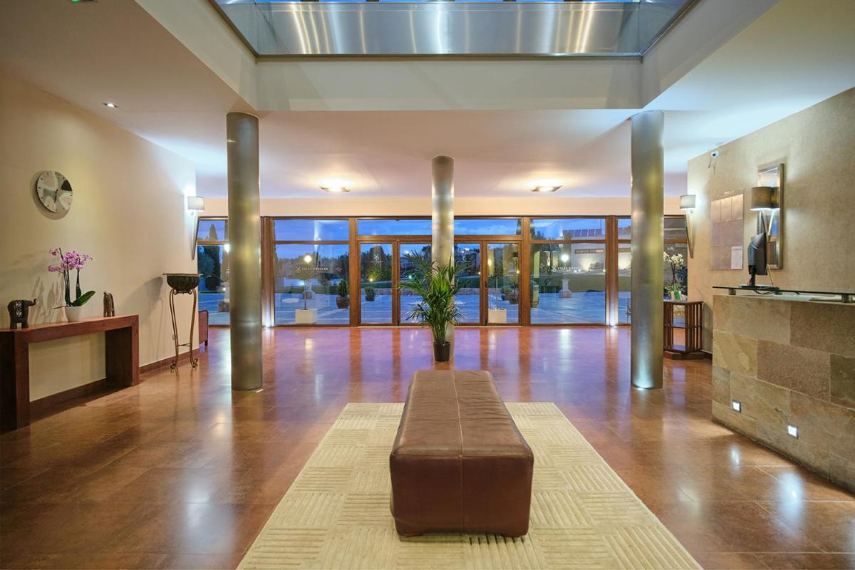 una gran sala de estar con un sofá en el centro en Hotel Spa Villa Nazules, en Chueca 78 fotos más