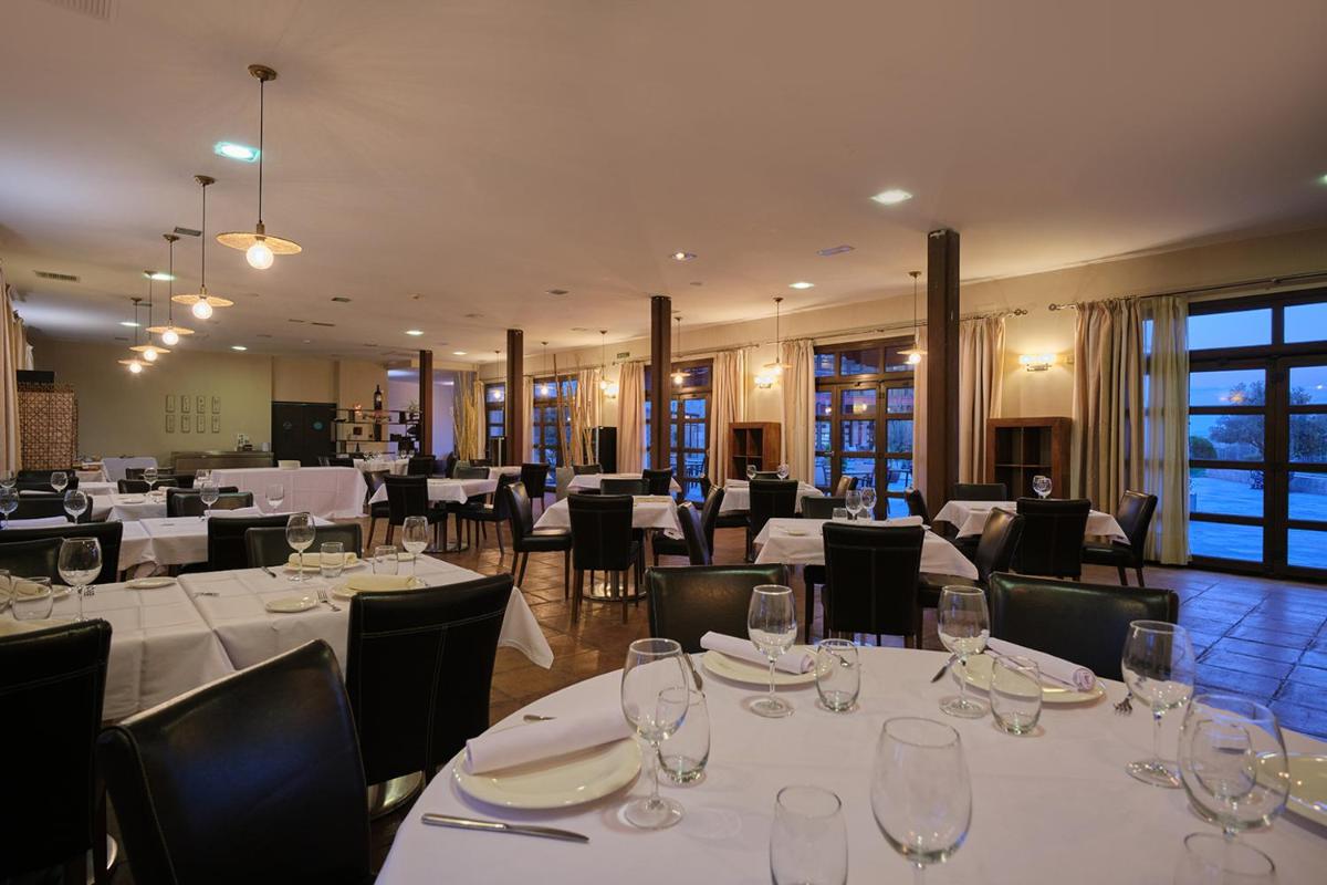 Un restaurante o sitio para comer en Hotel Spa Villa Nazules