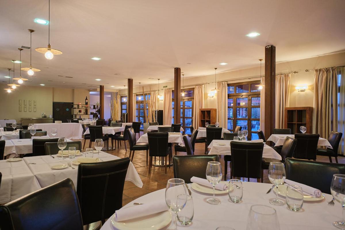 Un restaurante o sitio para comer en Hotel Spa Villa Nazules