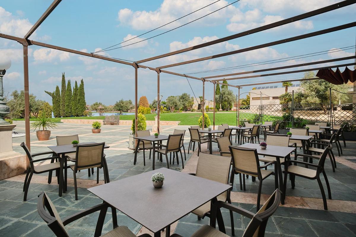 Un restaurante o sitio para comer en Hotel Spa Villa Nazules