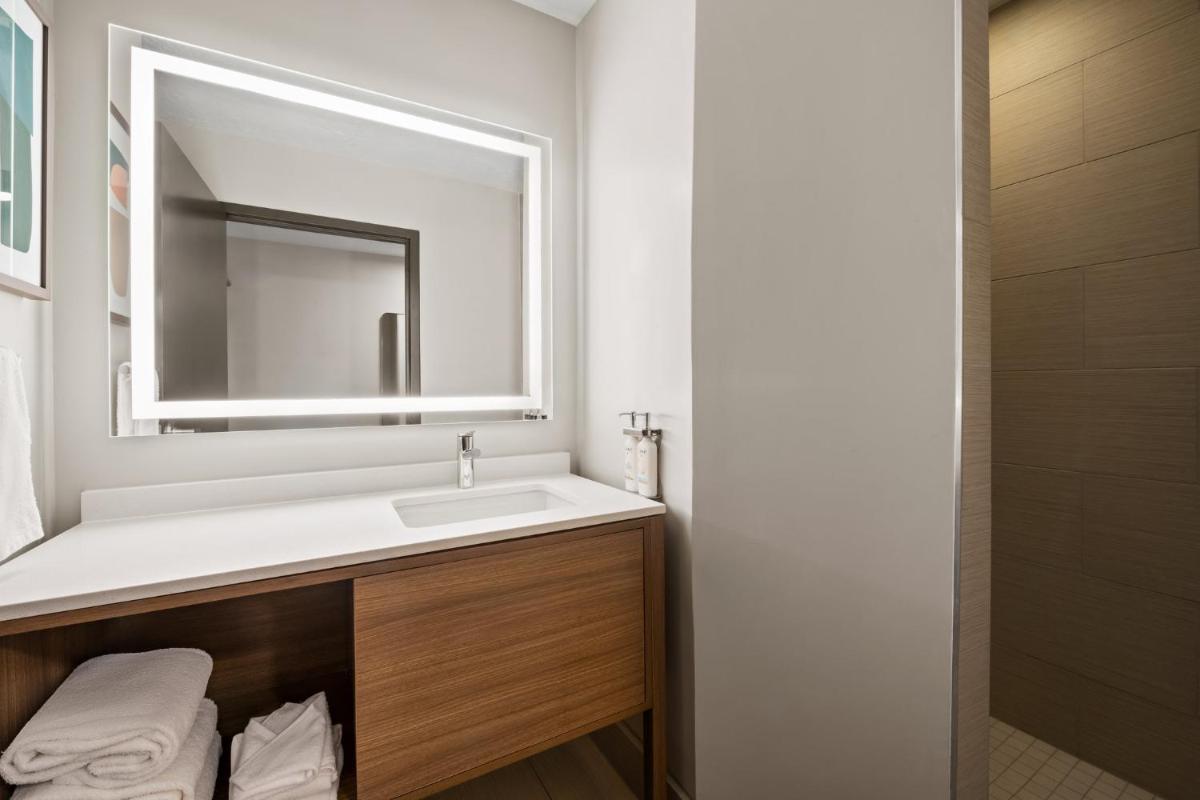 Holiday Inn & Suites Albuquerque Airport, an IHG Hotel - Housity