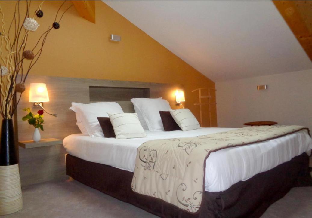 Logis Hotel Restaurant La Croisée des Chemins - Housity