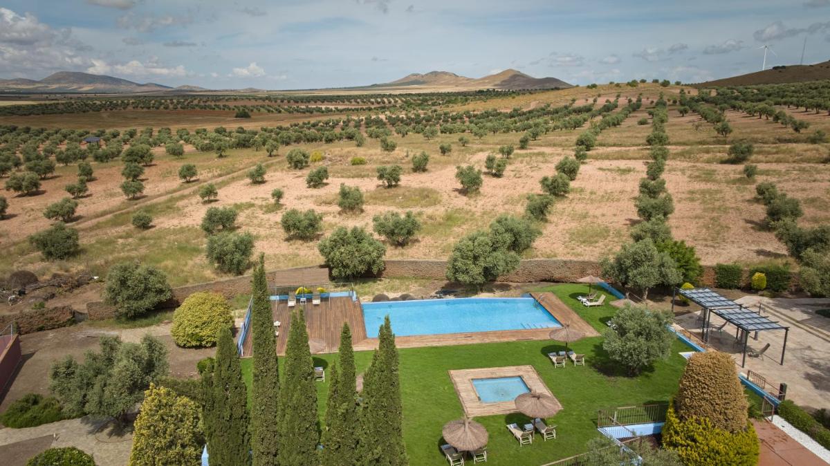 una vista aérea de una villa con piscina en un campo en Hotel Spa Villa Nazules, en Chueca