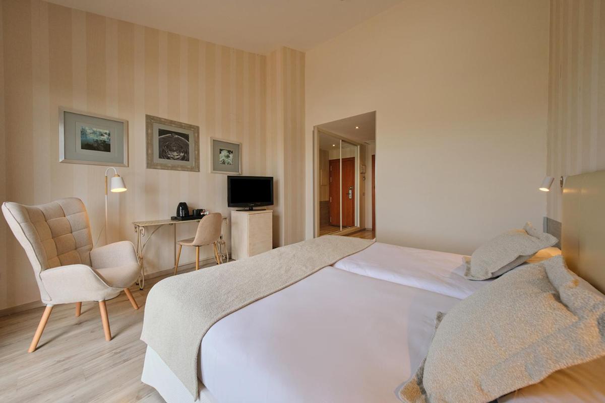 Cama o camas de una habitación en Hotel Spa Villa Nazules