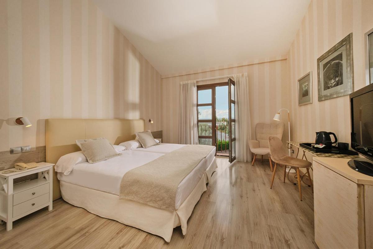 Cama o camas de una habitación en Hotel Spa Villa Nazules