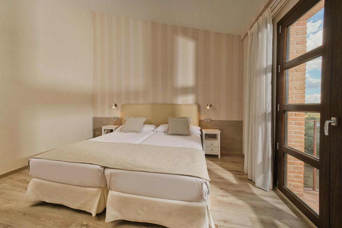 Cama o camas de una habitación en Hotel Spa Villa Nazules
