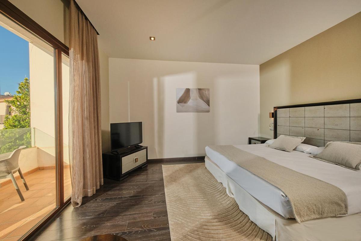 Cama o camas de una habitación en Hotel Spa Villa Nazules