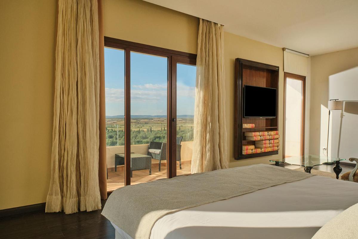 Cama o camas de una habitación en Hotel Spa Villa Nazules