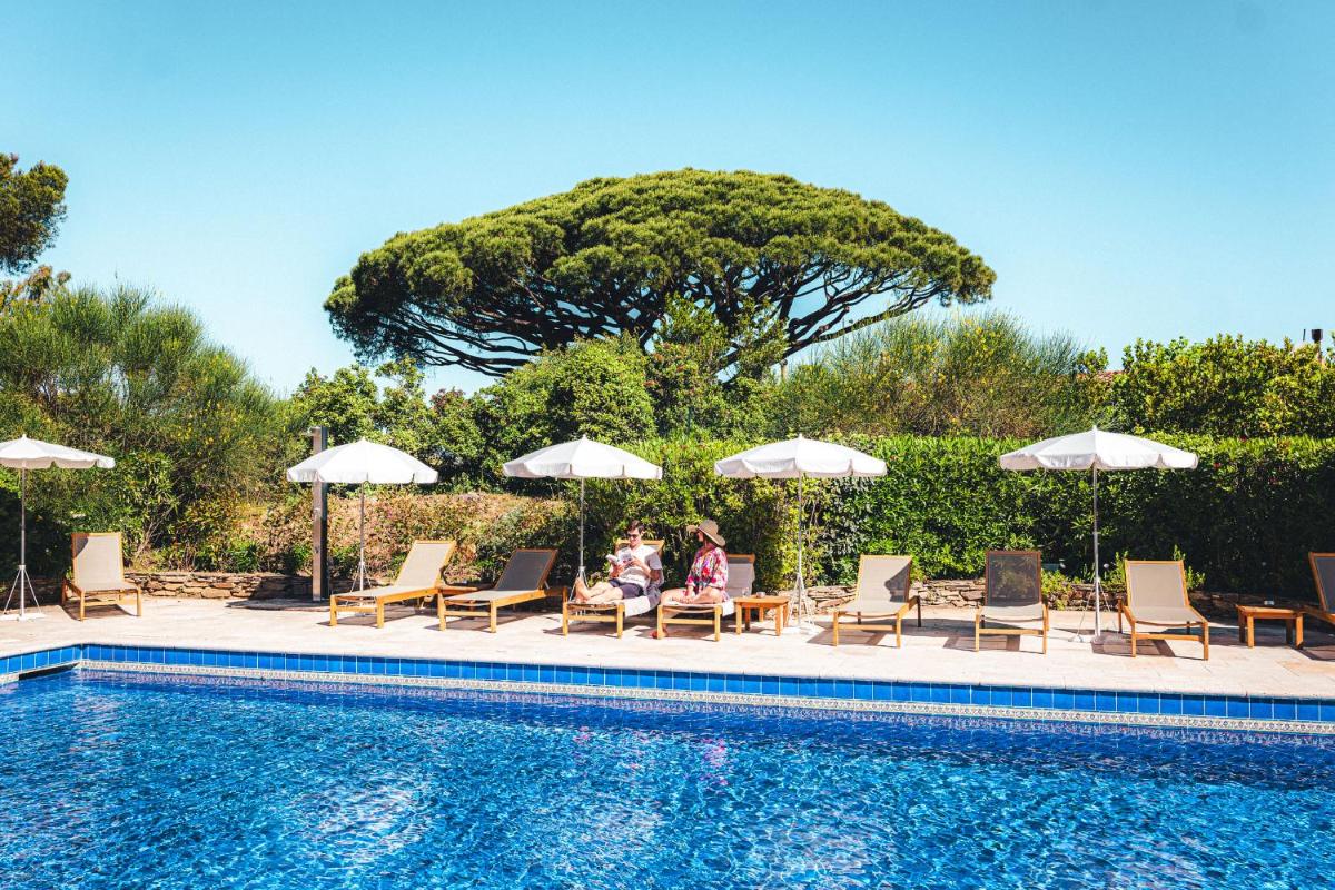 Piscine de l'établissement Hôtel La Mandarine ou située à proximité