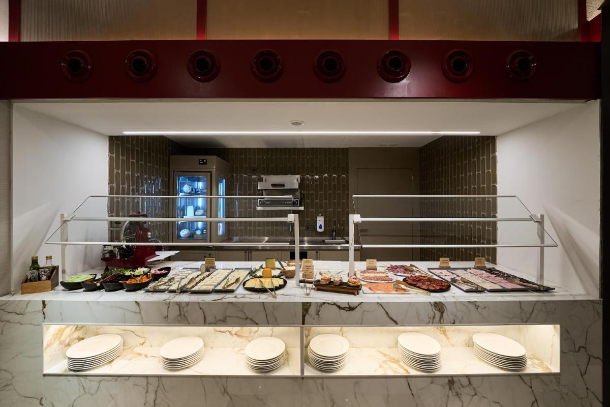 Comida en o cerca de este hotel