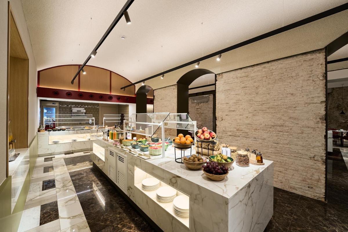Comida en o cerca de este hotel