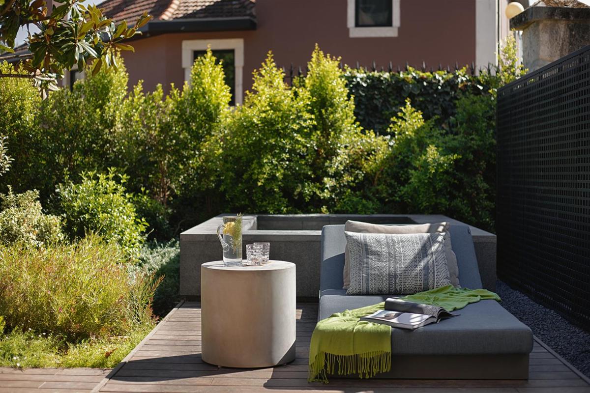 Um jardim no exterior de Six Senses Douro Valley